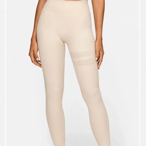 Rib seamless tights från Strongee  - Säljer mina rib seamless stronger tights! Använda typ 5 ggr så skicket är som nytt. Nypris 599kr. Strl M/L 🌸 