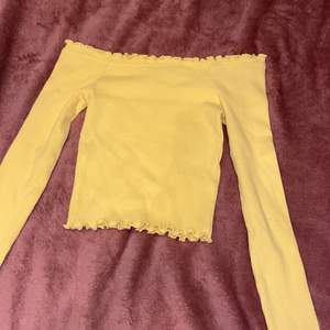 En gul långärmad tröja storlek XS. Superfin från ginatricot