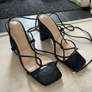 Klackskor - Svarta klackskor från boohoo i storlek 38. Aldrig använda. Klackhöjd: ca 8cm