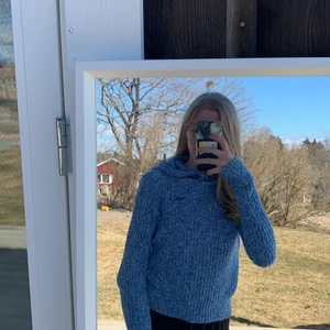 Stickad Hollister tröja  - Fin stickad Hollister tröja i bra skick! Storlek XS men sitter som S
