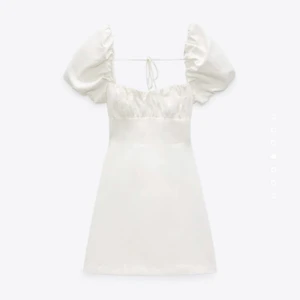 Intressekoll⁉️ - Intressekoll på denna slutsålda klänning från zara. Endast testad. Säljer enbart för bra bud. Buda i kommentarerna⁉️