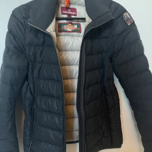 Parajumpers jacka  - Säljer denna för den är för liten för mig nu använd i ca 1.5 år men välldigt bra skick, lite problem med dragkedjan vid jackan 