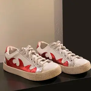 Coola lätta sneakers nu inför sommaren❤️‍🔥 storlek 38, säljs då dem är för små. Använda ett fåtal gånger men inget som märks. Vid fundering skriv