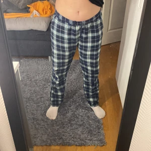 Pyjamasbyxor  - Rutigt, vill ha de men är förstöra för mig, köpte de för 250kr på lindex och nu är de slutsålda, ville köpa i mindre storlek, köpte den på kill avdelningen 