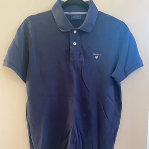 Gamt piké - Marinblå piké från Gant, Bara användt en gång och väldigt synd att den ska sälja egentligen då den blivit för liten.