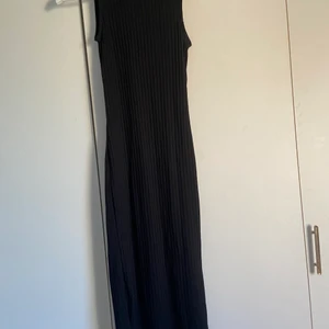 Halterneck klänning - Supersnygg och sexig klänning som är helsvart. Använd fåtal gånger, som ny!