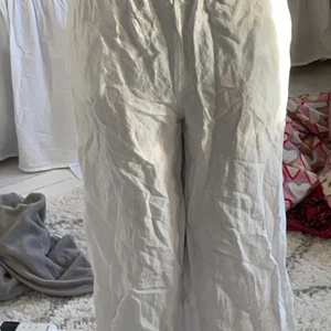 Linnebyxor hm - Säljer ni mina linnebyxor fån hm då dom inte kommer till användning som är i nyskick och ändas använda några gånger super snygga och sköna nu till sommaren dom är dock lite kortare i modellen annars jättefina. Frakt står man för själv men om man bor i Ystad går det bra att mötas upp🤍