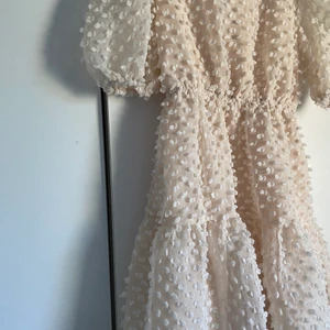 Supersöt klänning! - Tyvärr är denna för liten för mig. Använd en midsommar så den är helt ny i princip. Kan därflr tyvärr inte skicka bild med den på! 💛 