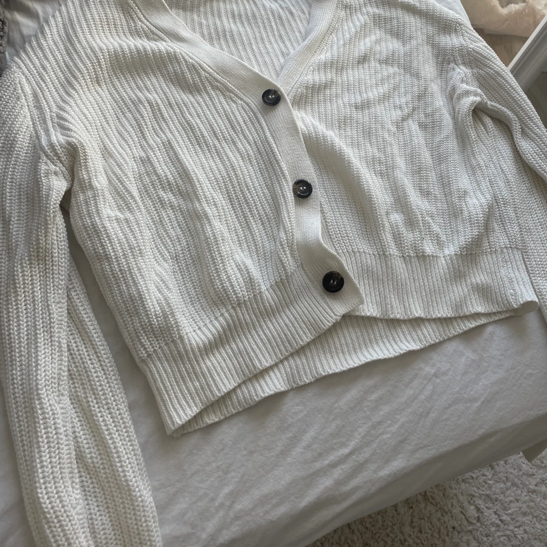 Vit kofta med knappar  - 90