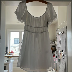 Studentklänningar! - Två super fina studentklänningar som aldrig är använda. Sälja då jag inte kan skicka tillbaka längre. Mer bilder och info skriv gärna. Vid snabb affär billigare pris, billigare pris vid köp av båda❤️priset är för en