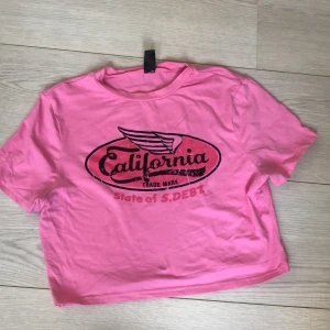 Rosa crop top - Jätte fin rosa tröja från Shein som jag köpte i somras men är bara använd nå fåtal gånger! Köptes för 69 vad jag minns men säljer för 49. 