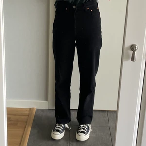 Levis Ribcage straight - Säljer ett par svarta levis jeans i modellen Ribcage Straight. W24 L27. Köpta här på plick, använda en gång. Säljs på grund av att de var lite stora💕 För fler bilder, är det bara att skicka iväg ett meddelande 💕 (frakt tillkommer)