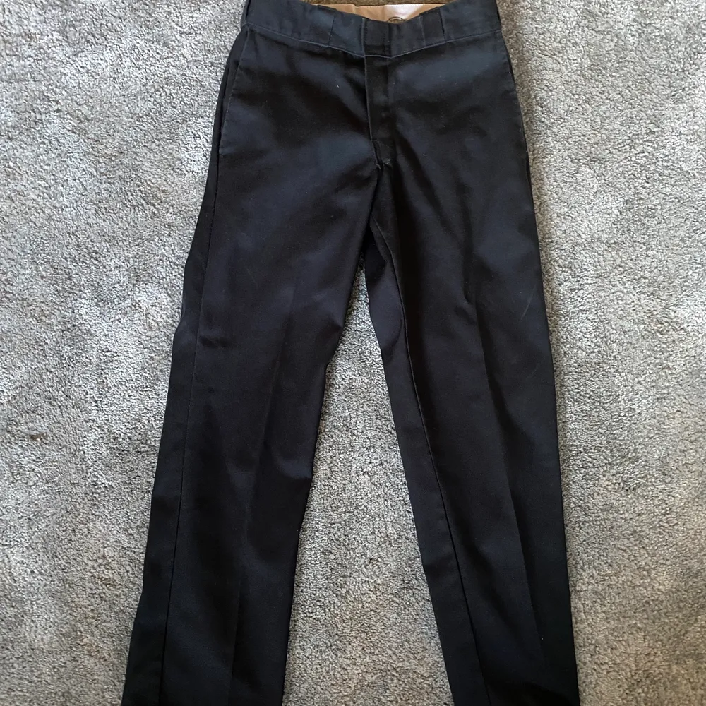 Svarta Dickies 874, så gott som nya,  använt fåtal gånger. 29x30. OBS: bilden är lånad från Pinterest, men det är samma byxor bortsett från att den vita kanten är grå.. Jeans & Byxor.