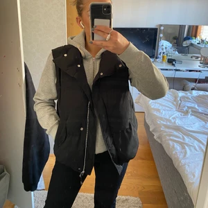 Väst  - Vadderad väst från Bershka. I nyskick, använd ca 4gånger. Frakten ingår i priset❤️‍🔥 Priset går att diskutera👌🏻