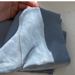 Lululemon tränings tights ljusblå - Super mjuka träningstights som jag köpt från lululemon. Den har en justerbar midja och liten mini ficka för nyckel 🔑 Inte använt den mer än 2-3 gånger. Bästa kvaliten på tights jag någonsin haft. Jag har klippt etiketten på baksidan så vet tyvärr inte vilken modell detta är. Vet att det är 3/4 tights, de är alltså lite kortare. Jag är 173cm. Ord pris 1050 kr