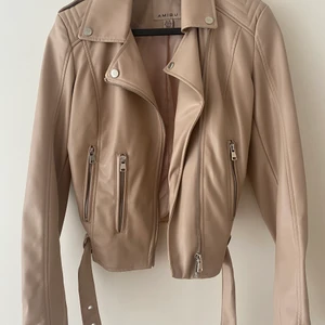 Beige skinn jacka  - Beige skinn jacka me snygga detaljer, använd en gång. Säljer pågrund av att den e för liten. Köparen står för frakt