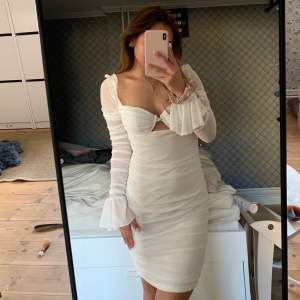 Superfin vit klänning i storlek S. Klänningen är i jätteskönt matrial och helt oanvänd då den tyvärr är för stor för mig.