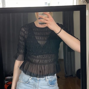 See trough topp - Storlek S, från Ginatricot. Andvänd fåtal gånger, skicket är som ny. (Bh under rekommenderas😊som på bilderna)