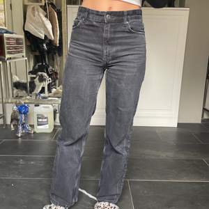 Svart jeans från bershka i storlek 36💕