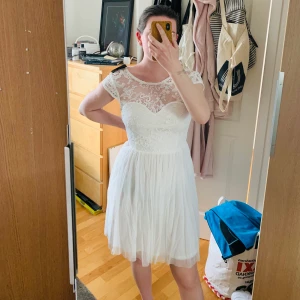 Helt ny Studentklänning 💕 - Helt ny, vit studentklänning från Nelly One. Slutsåld sen länge och finns inte att köpa längre.  Alla lappar sitter kvar!  Strl 38, men kan även passa 36.  Nypris ca 600kr Pris nu: 200kr   Finns att hämta i Jönköping men kan skickas mot förskottsbetalning och fraktkostnad! 🌸