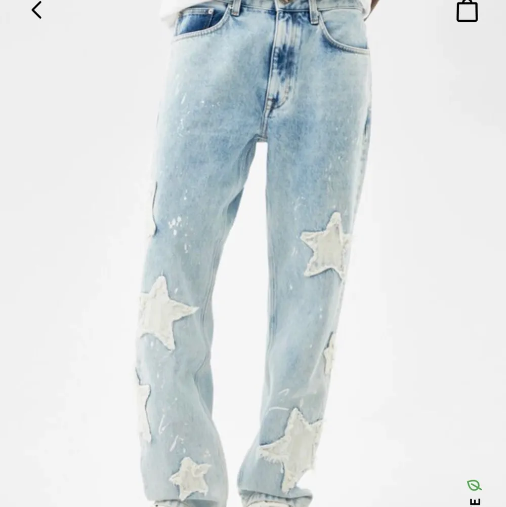 Säljer dessa jeans då dom var försmå på mig som är 179 skulle säga att 168-174 skulle nog passa perfekt dom är helt slutsålda på sidan i alla storlekar, vid fler bilder är det bara höra av sig ❤️. Jeans & Byxor.