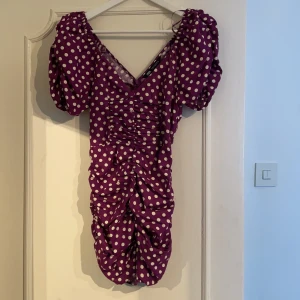 Zara klänning  - Prickig klänning från zara i linne material storlek S