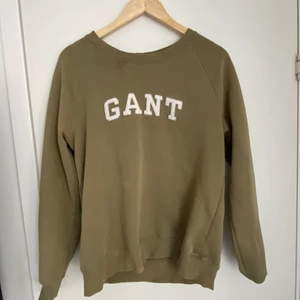 Gant tröja - GANT-tröja i militärgrön, köpt second hand💚 