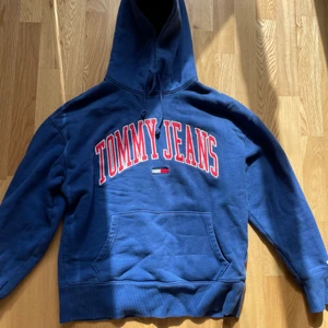 Tommy Hilfiger  - Använd fåtal gånger, inga skador på plagget och säljer pga att den är för liten för mig / nypris 1200