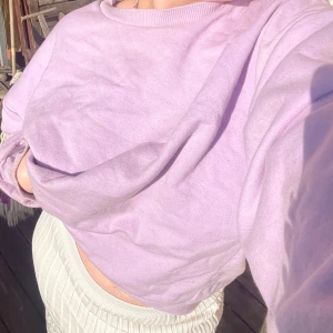 Lila tröja från ginatricot - Lila sweatshirt från gina tricot strl XL så fin oversized fit