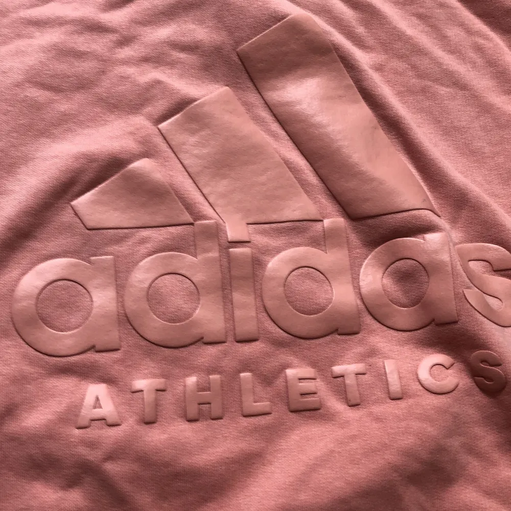 Adidas tröja från adidas i en ljus rosa färg. Jätte fin men kommer nt t användning. Ni kan buda men tänker från 169 iaf. Pris kan diskuteras vid snabb afffär. St S. Tröjor & Koftor.
