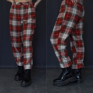 Mönstrade byxor  - Super coola byxor med rutigt mönster. Bra skick⚡️