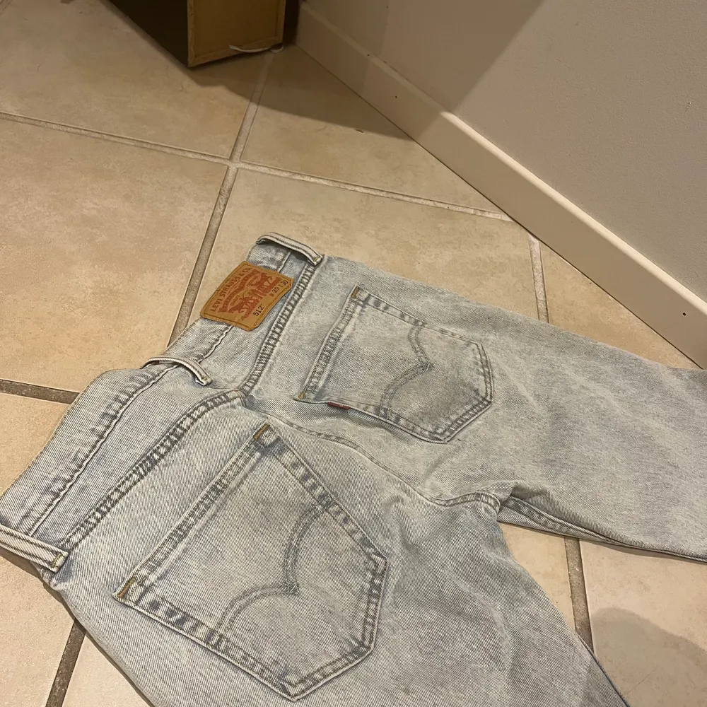 Raka lågmidjade vintage levis jeans. Modell 512 storlek w29 l30, jag är 164 men ganska långa på mig så hade absolut passat längre. Om fler är intresserade blir det budgivning. Jeans & Byxor.