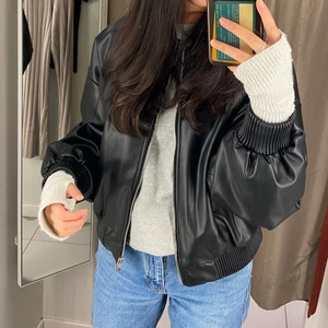 Bombersinn jacka  - Säljer denna populära bomber skinnjackan som är perfekt nu i våren. Helt slutsåld. Använt en gång så väldigt bra skick. Strl S, priset du budar + köparen står för frakten. 