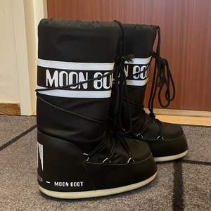 Svarta Moon Boots för 1000kr, storlek 39 och har använts 3 gånger. 