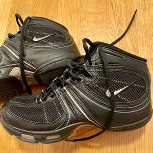 Nike Air  storlek 36 - Nike Air training shoes  storlek 36. Använd fåtal gånger. Fint skick. Kan hämtas vid Kungholmen eller Globen. Alt skickas mot frakt