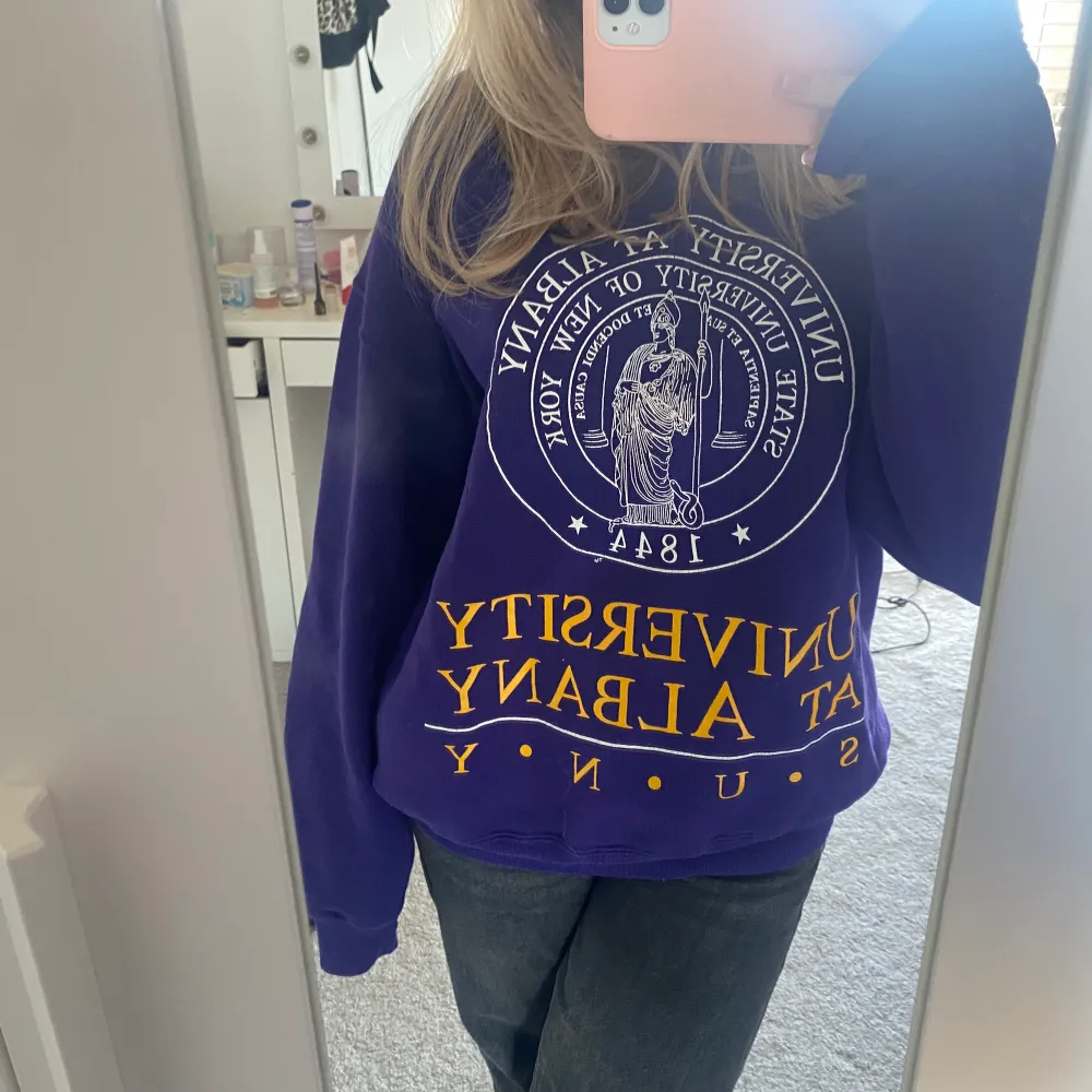 Säljer denna mörk lila vintage sweatshirten som jag köpte på en secondhandbutik! Använd några gånger. Köparen står för frakten!💜. Tröjor & Koftor.