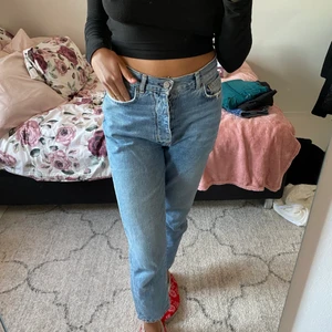 Ljusa jeans  - Säljer nu ett par jeans som blivit för stora ✨ är någon typ av boyfriend/mom modell skulle jag tro ✨ från BikBok!