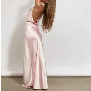 Säljer denna jättefina rosa satin klänning från Hanna Schönbergs kollektion med Nakd🥰 