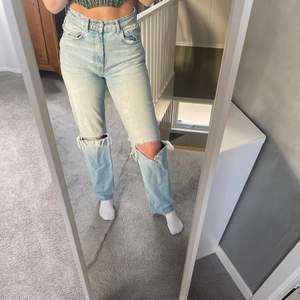 Säljer dessa snygga populära jeans från Gina🥰 Är 171 cm lång och de sitter perfekt på mig! 