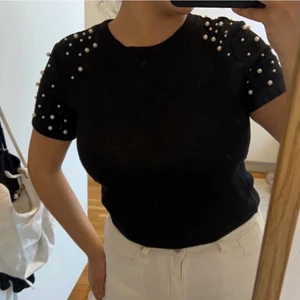 Topp - Söt topp med pärlor på axlarna i storlek S, bara använt 1 gång✨