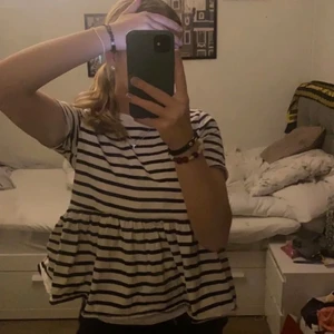 Randig t-shirt säljes - Säljer nu denna fina tröja från zara då den inte kommer till användning🥰 nyskick! Stolek s men sitter mer som xs☺️köpt från Plick och även lånade bilder av gamla ägaren🤍 