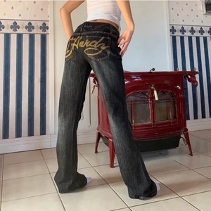 Lågmidjade Es Hardy jeans - Säljer dessa asballa lågmidjade Ed Hardy jeansen! Köpte precis men var tyvärr fel storlek för mig. Köpte för 1100kr men betydligt dyrare i nypris! Jättefin passform och i nyskick❤️