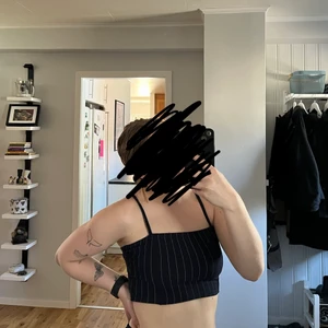 Croppat linne - Fint linne från Boohoo! Har inga defekter eller liknande då den knappt är använd. Storlek 38 men passar även 36/34 då den är liten i storleken! Priset kan diskuteras! Köparen står för frakten eller mötas i Uppsala❣️