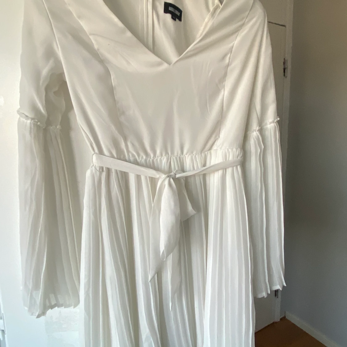 Vit sommarklänning från bubbleroom 