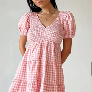 Princess Polly klänning - Säljer min nyinköpta klänning från princess polly i stl eu 38/us 6! Köpare står för frakt 🤗