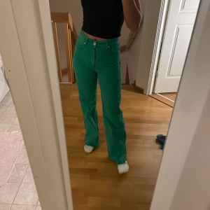 Gröna zara jeans - Coola gröna jeans från Zara i storlek 36. Jeans är avklippta passar mig som är 165. I bra skick, inte använt så mycket💚