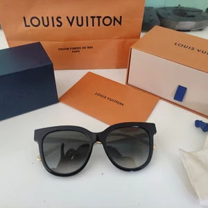 Louis Vuitton - Säljer mina lv glasögon . Kvitto finns . Nypris 5000 kr säljer de för 2500 . Använt fåtal gånger bara förra sommaren 