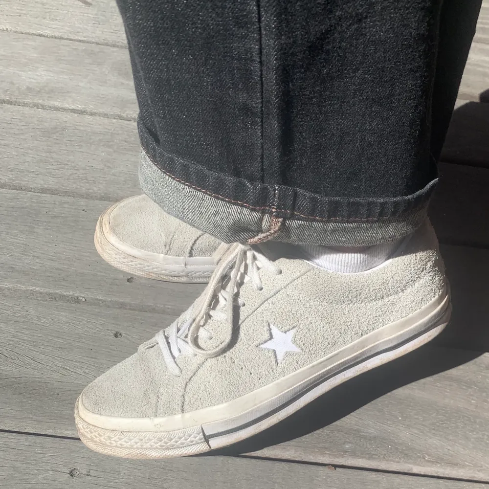 Ett par skor i grå mocka, från märket converse. Bra skick bara använda fåtal gånger då dom var förstora för mig.. Skor.