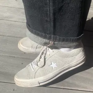 Ett par skor i grå mocka, från märket converse. Bra skick bara använda fåtal gånger då dom var förstora för mig.