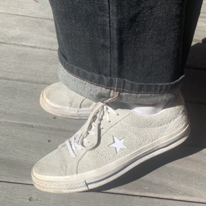 Converse skor - Ett par skor i grå mocka, från märket converse. Bra skick bara använda fåtal gånger då dom var förstora för mig.